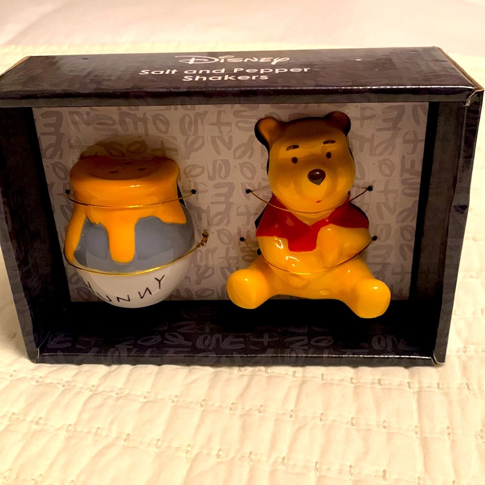 Disney Winnie The Pooh Salt and Pepper Ceramic Shakers Set NWT